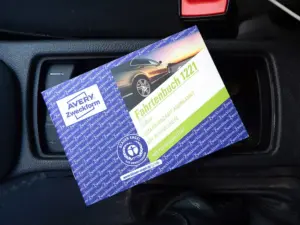 Auf der Mittelkonsole eines Autos liegt ein DIN A6 Fahrtenbuch von Avery Zweckform. Foto: Johanna Rundel