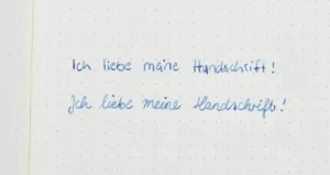 „Ich liebe meine Handschrift!“ steht in Druckschrift und in Schreibschrift in einem Bullet Journal.